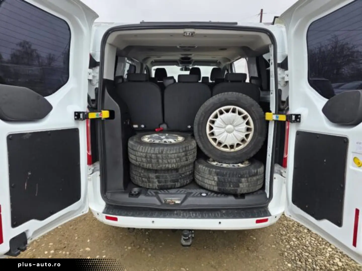 FORD TRANZIT – MICROBUZ CU 9 LOCURI   An 2012