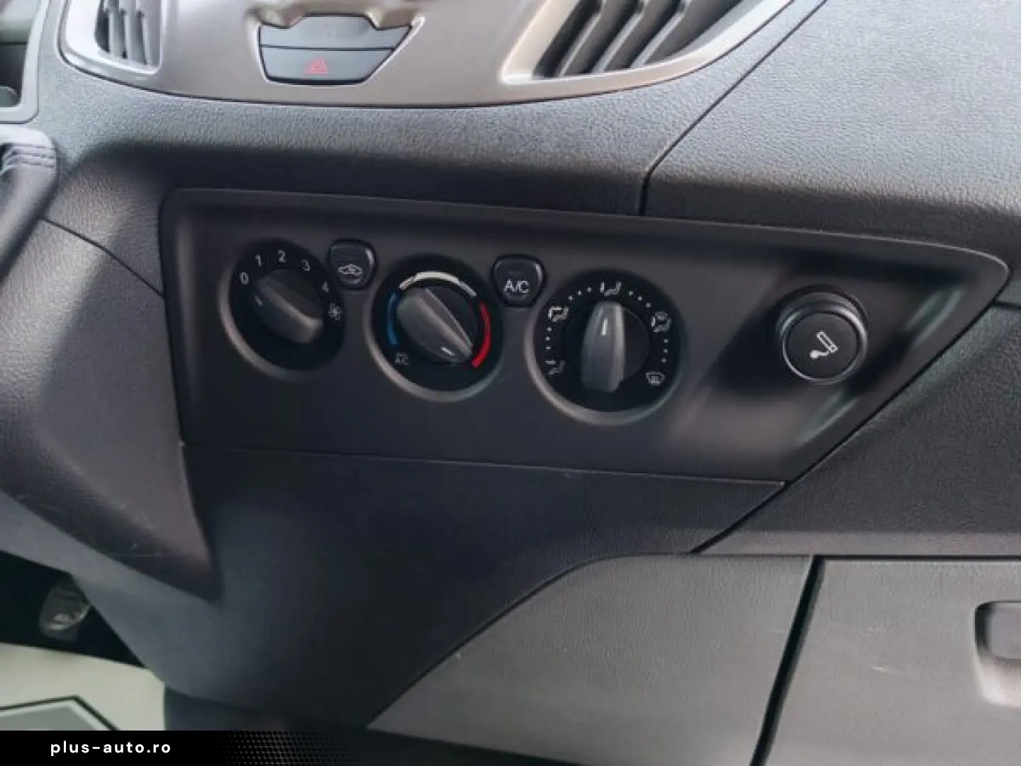 FORD TRANZIT – MICROBUZ CU 9 LOCURI   An 2012