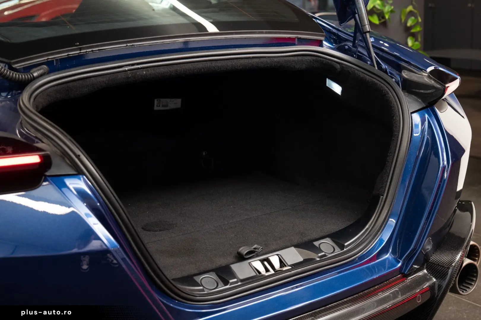 FERRARI Roma NOVITEC LED Carbon Camera