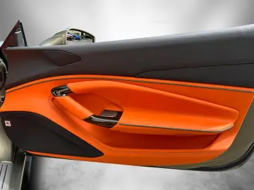 FERRARI F8 Spider   Matt-Lack   Special Carbon