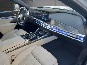 BMW Seria 7 M 760 e xDrive G70