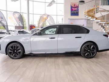 BMW Seria 7 M 760 e xDrive G70