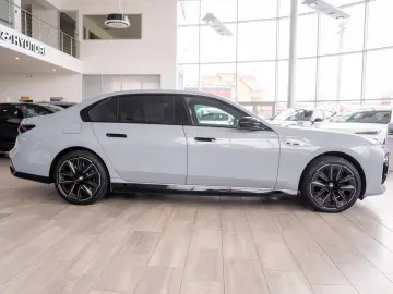 BMW Seria 7 M 760 e xDrive G70