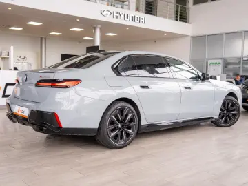 BMW Seria 7 M 760 e xDrive G70