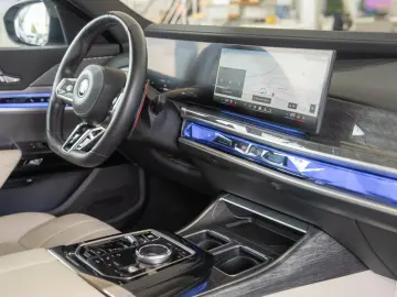 BMW Seria 7 M 760 e xDrive G70