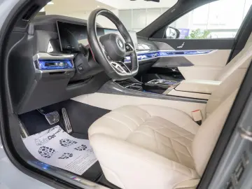 BMW Seria 7 M 760 e xDrive G70