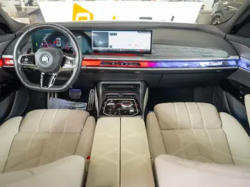 BMW Seria 7 M 760 e xDrive G70