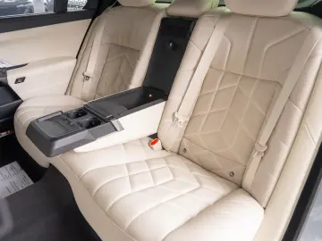 BMW Seria 7 M 760 e xDrive G70