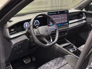 VW Tayron R-Line 1.5 TSI eHybrid   MATRIX NAVI PANO