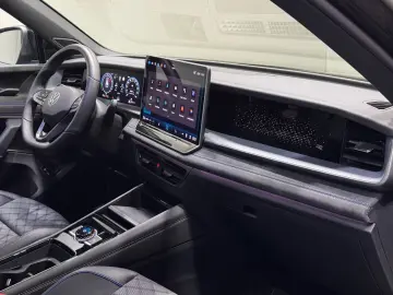 VW Tayron R-Line 1.5 TSI eHybrid   MATRIX NAVI PANO