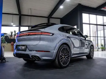 PORSCHE Cayenne 4.0 V8 Turbo - E-Hybrid - Coupé - Arctic
