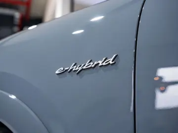 PORSCHE Cayenne 4.0 V8 Turbo - E-Hybrid - Coupé - Arctic