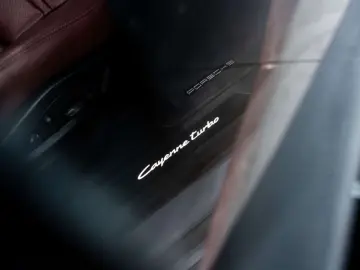 PORSCHE Cayenne 4.0 V8 Turbo - E-Hybrid - Coupé - Arctic