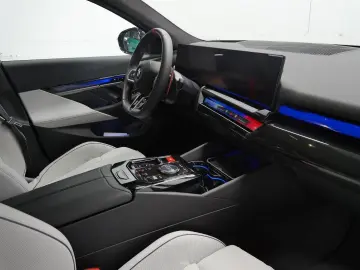 BMW M5 Limousine  Sitzbelüftung  Glasdach  Bowers&Wi