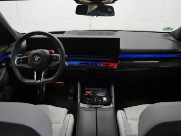 BMW M5 Limousine  Sitzbelüftung  Glasdach  Bowers&Wi