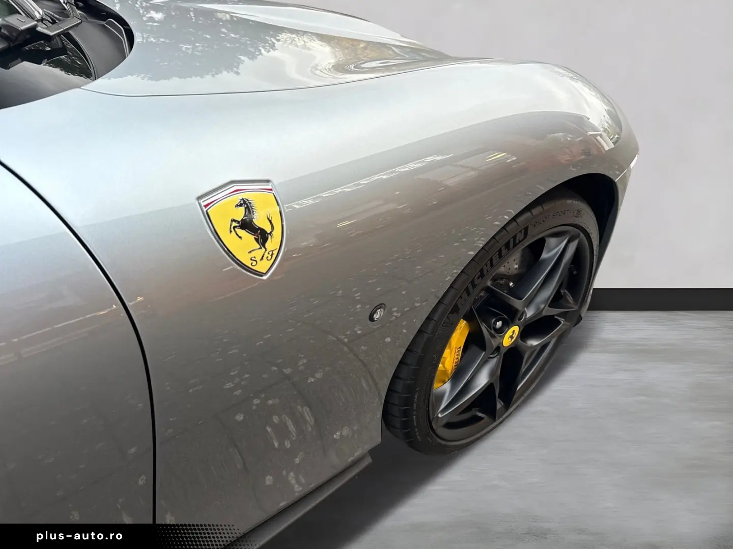 FERRARI Roma Spider  LED-Scheinwerfer 20 Zoll Felge