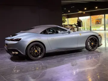 FERRARI Roma Spider Dt. Auto 1. Hand u-frei LED-Lenkrad