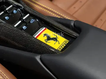 FERRARI 296 GTS -LIFT-VERDE BRITISH-VOLL-CARBON INT EXT-