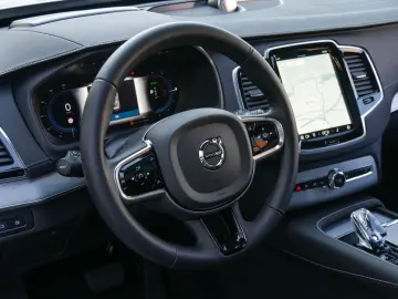 VOLVO XC90 T8 Ultra Dark B&W Pano