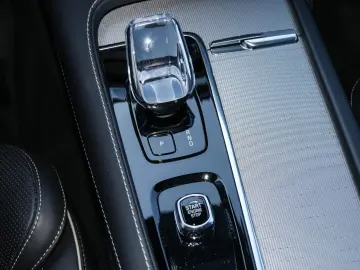 VOLVO XC90 T8 Ultra Dark B&W Pano