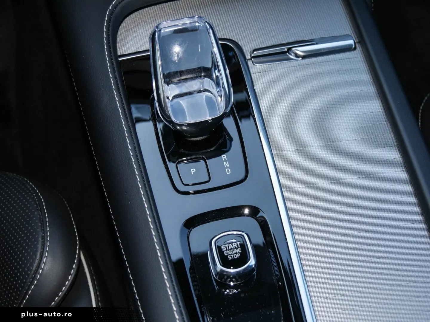 VOLVO XC90 T8 Ultra Dark B&W Pano