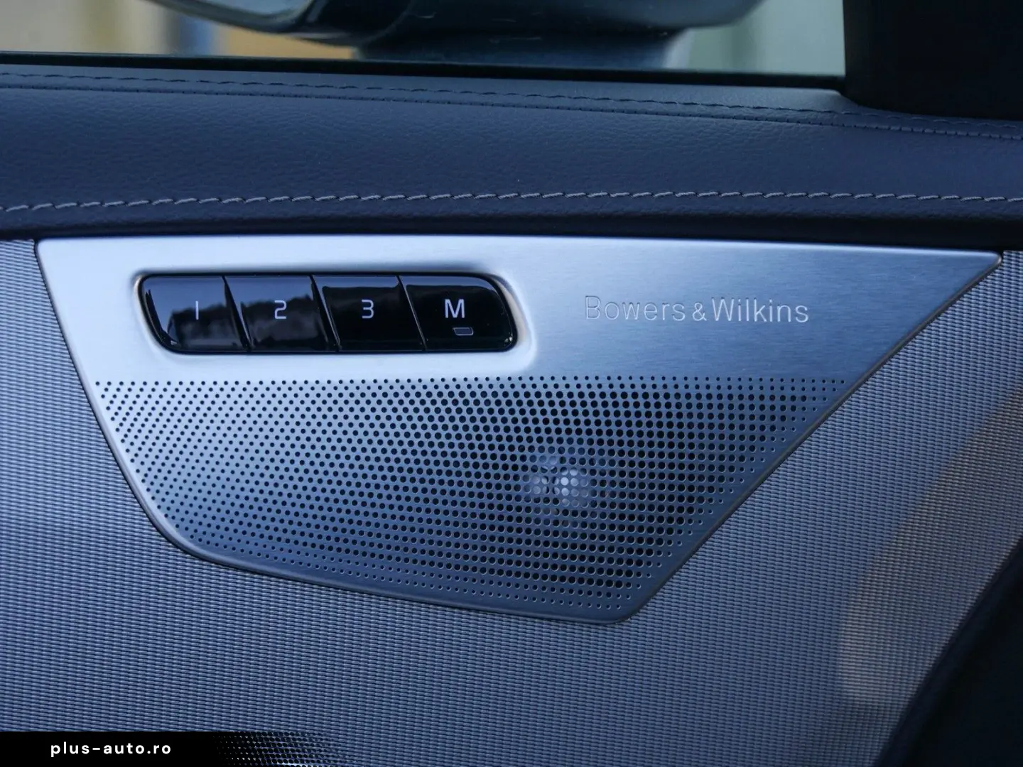 VOLVO XC90 T8 Ultra Dark B&W Pano