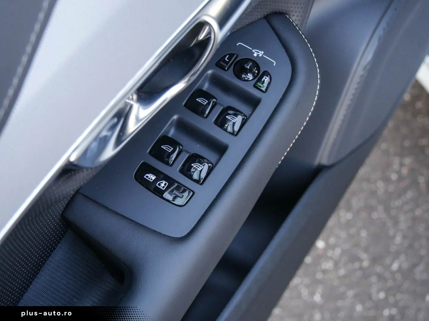 VOLVO XC90 T8 Ultra Dark B&W Pano