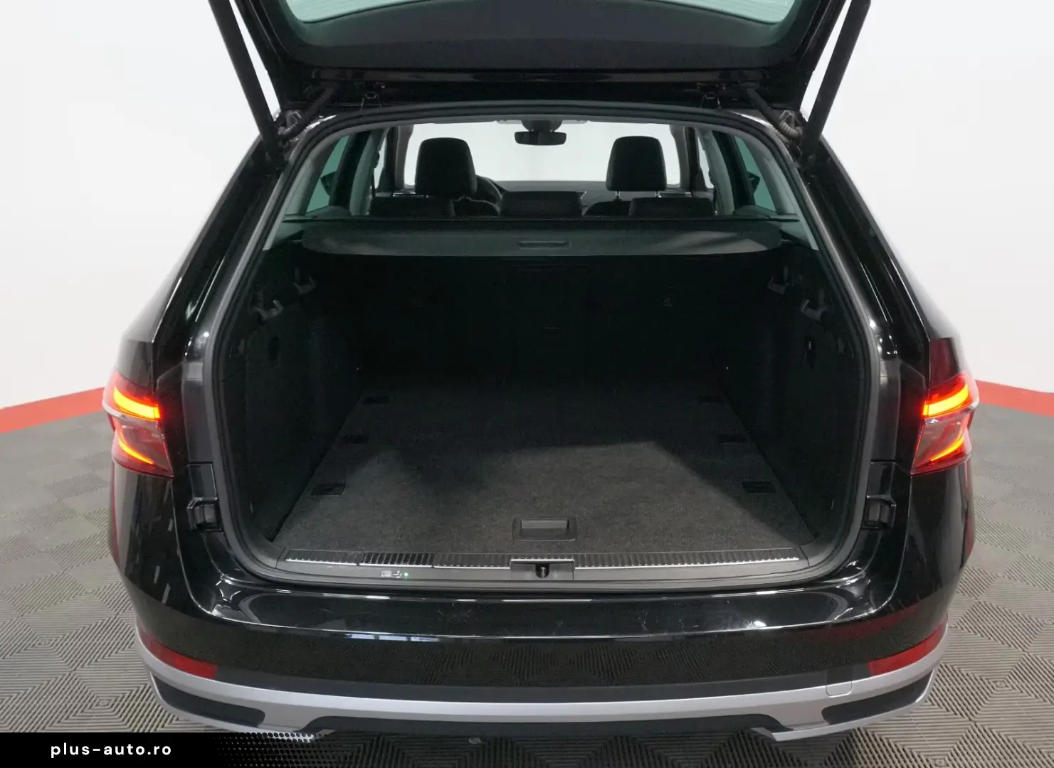 Skoda Superb Combi Scout 2.0 TDI 4x4 ACC AHK 360 MATRIX