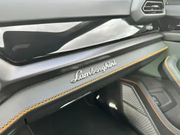 LAMBORGHINI Urus 4.0 V8  SE HYBRID STYLE-PACKAGE PANO 23-ZOL