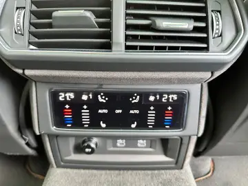 LAMBORGHINI Urus 4.0 V8  SE HYBRID STYLE-PACKAGE PANO 23-ZOL