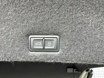 LAMBORGHINI Urus 4.0 V8  SE HYBRID STYLE-PACKAGE PANO 23-ZOL