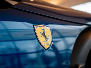 FERRARI Purosangue Panoramadach Massagesitze LED-Lenkrad