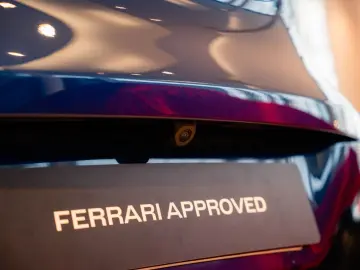 FERRARI Purosangue Panoramadach Massagesitze LED-Lenkrad