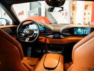 FERRARI Purosangue Panoramadach Massagesitze LED-Lenkrad