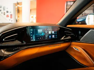 FERRARI Purosangue Panoramadach Massagesitze LED-Lenkrad