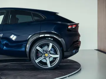 FERRARI Purosangue  Blu Pozzi  Carbon  MwSt.