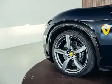 FERRARI Purosangue  Blu Pozzi  Carbon  MwSt.