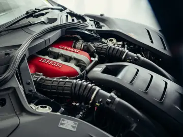 FERRARI Purosangue  Blu Pozzi  Carbon  MwSt.