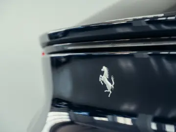 FERRARI Purosangue  Blu Pozzi  Carbon  MwSt.