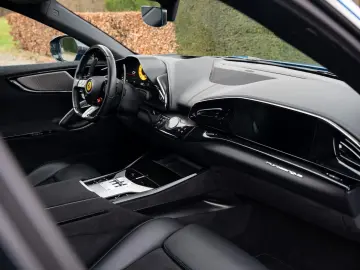 FERRARI Purosangue V12