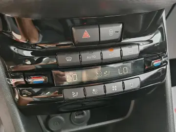 Peugeot 208 Benzina Automat 2019