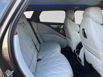 BMW XM 50e Indiv. Sepang AHK 23 LMR Autobahnass.