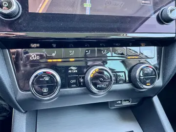 Skoda Octavia Combi 1.6 TDI Clever - Diesel - Automatic