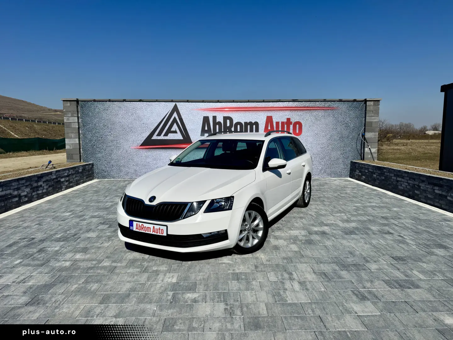 Skoda Octavia Combi 1.6 TDI Clever - Diesel - Automatic