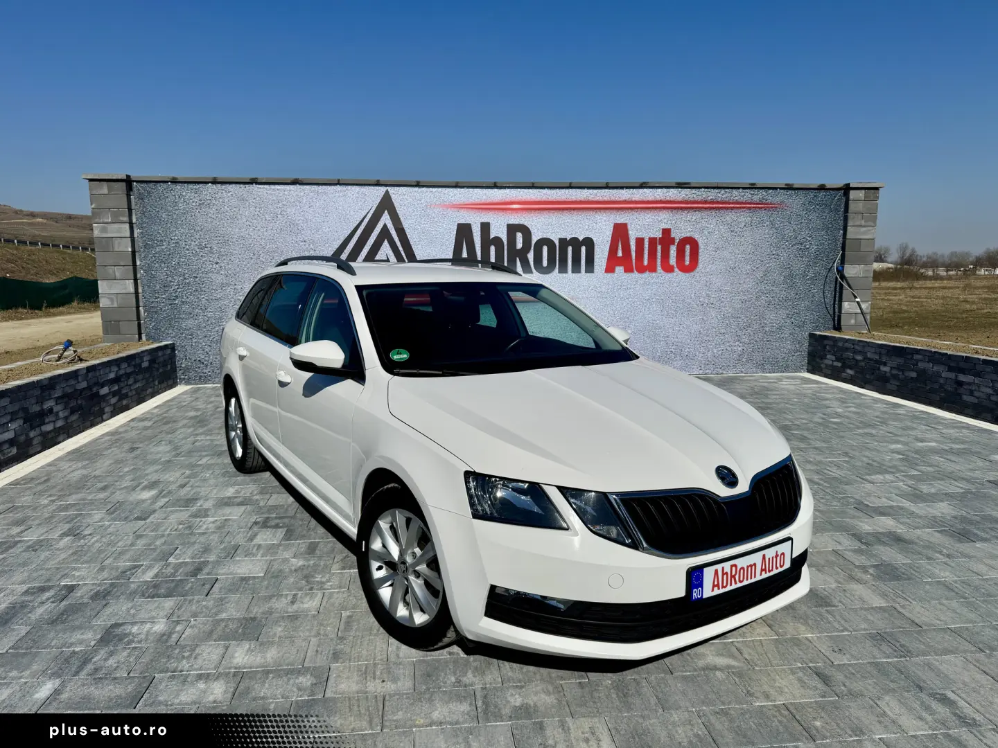 Skoda Octavia Combi 1.6 TDI Clever - Diesel - Automatic