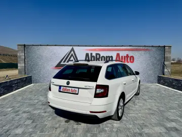 Skoda Octavia Combi 1.6 TDI Clever - Diesel - Automatic