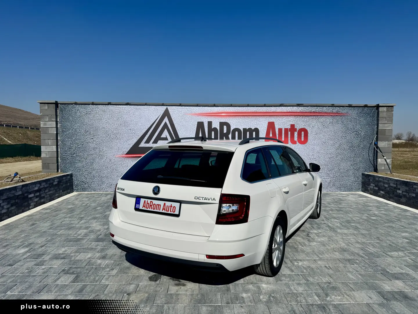 Skoda Octavia Combi 1.6 TDI Clever - Diesel - Automatic