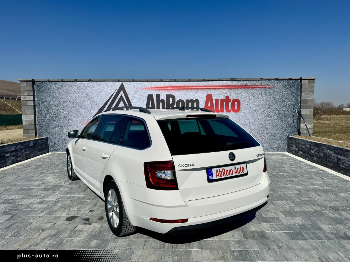 Skoda Octavia Combi 1.6 TDI Clever - Diesel - Automatic