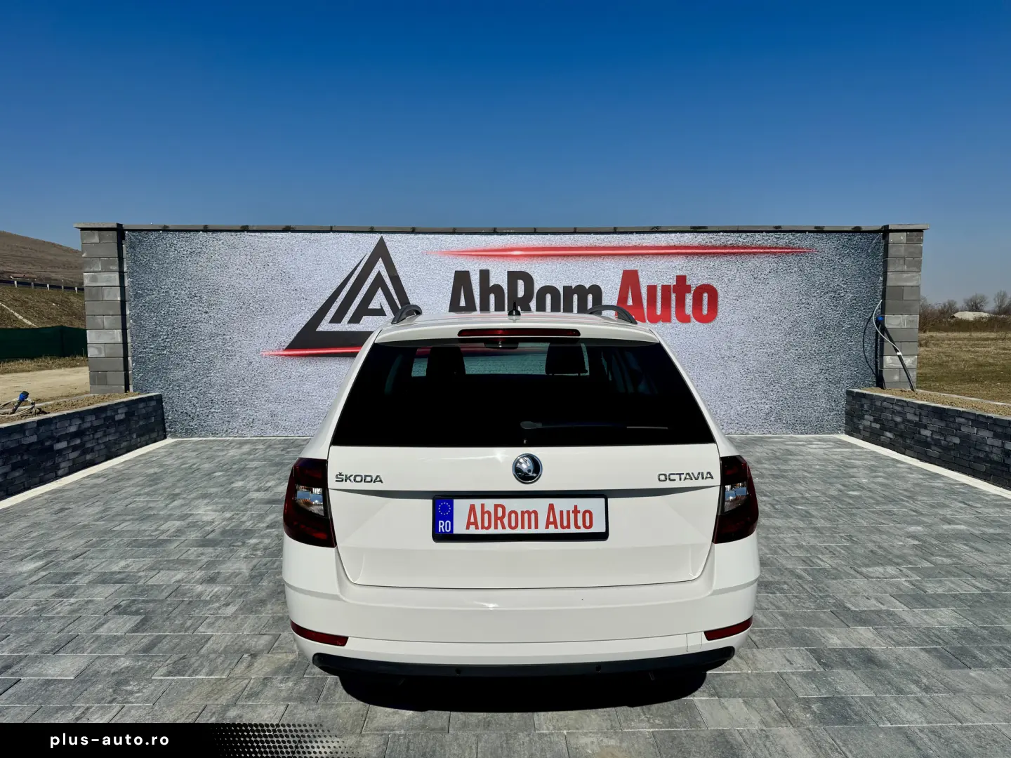 Skoda Octavia Combi 1.6 TDI Clever - Diesel - Automatic