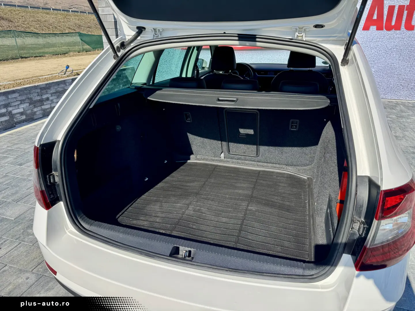 Skoda Octavia Combi 1.6 TDI Clever - Diesel - Automatic